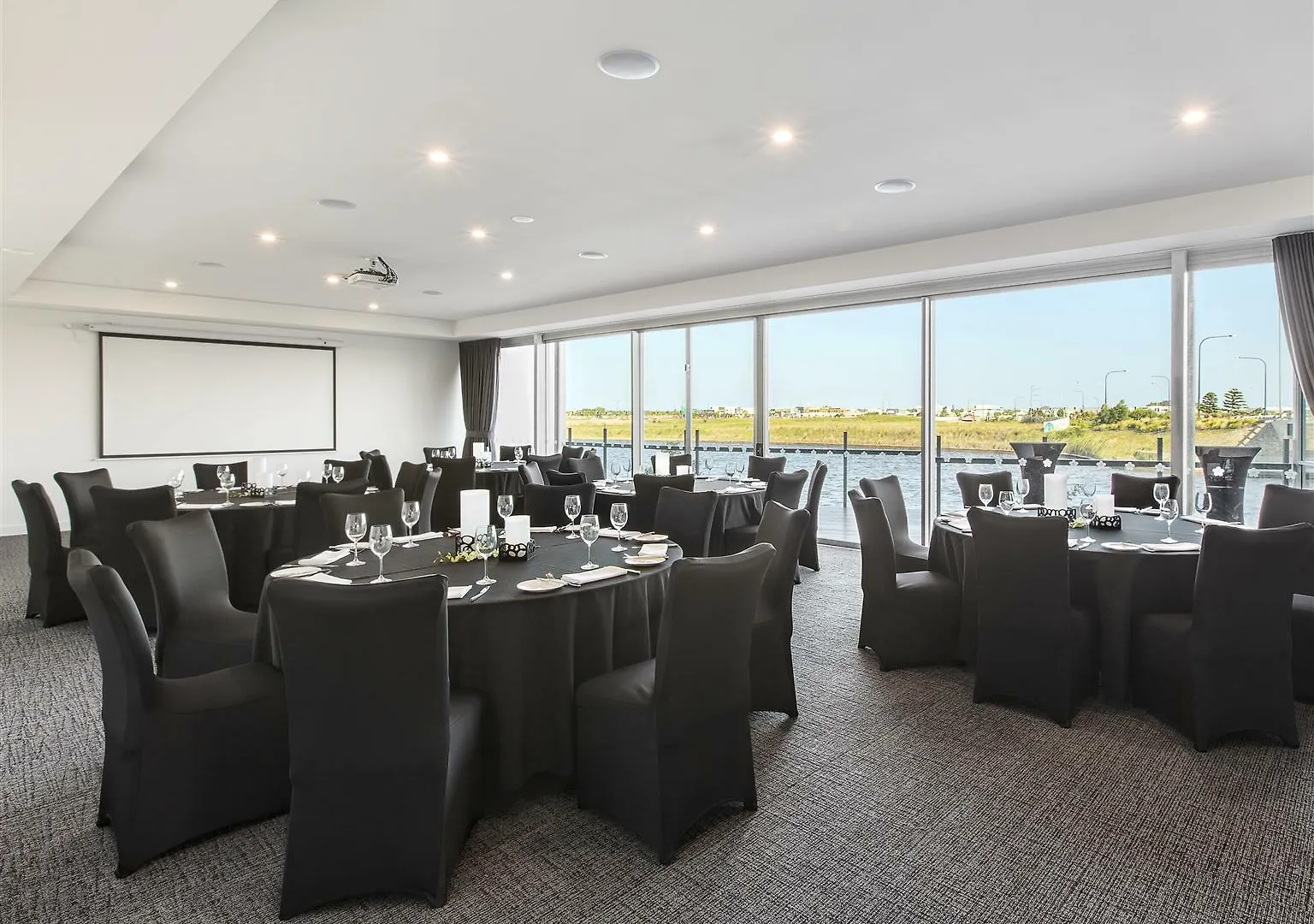 Mercure Sunshine Coast Kawana Waters Hotel